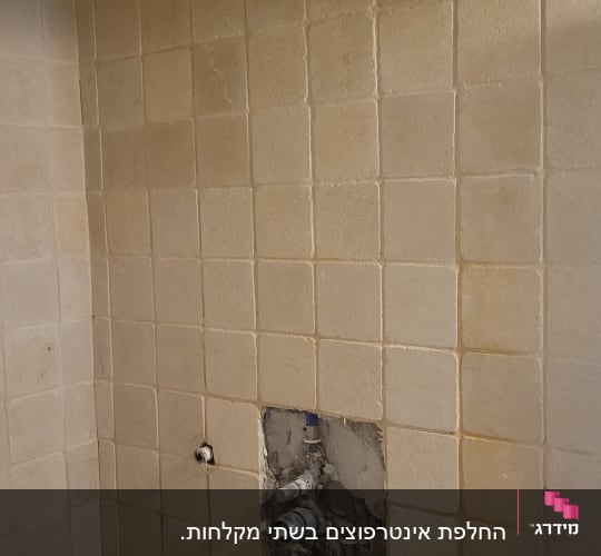 קיר מקלחת עם חור בצנרת חשופה